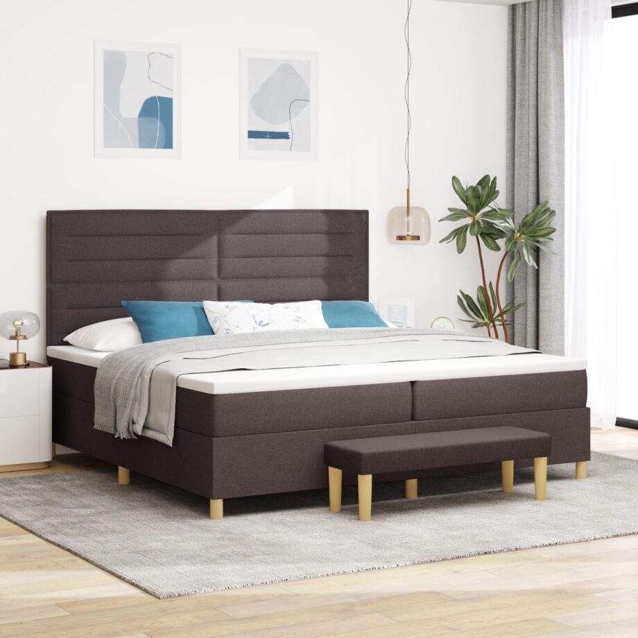 Box Spring Seng med Madras & Bænk – Mørk Brun Elegance